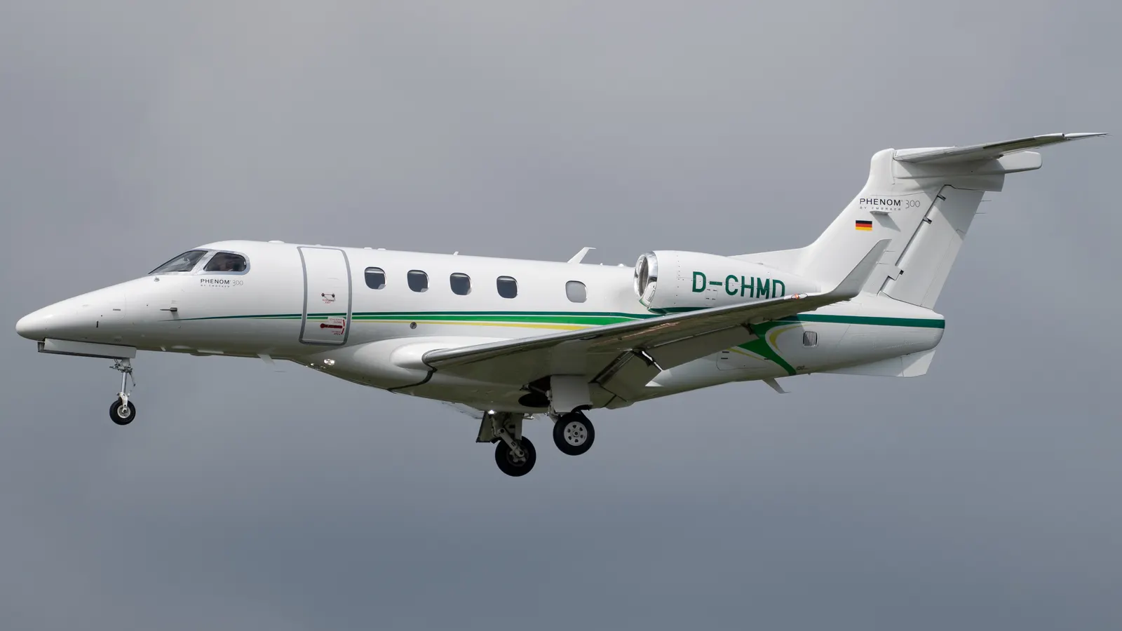 Embraer EMB-505 Phenom 300 landing approach